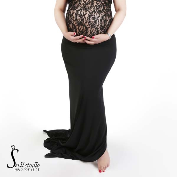 عکس بارداری با لباس فانتزی توری مشکی