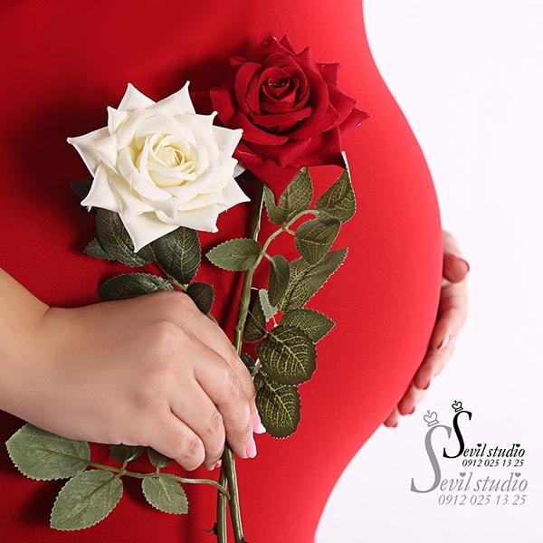 عکاسی ولنتاین - آتلیه بارداری - دکور ولنتاین طرح مامان باردار