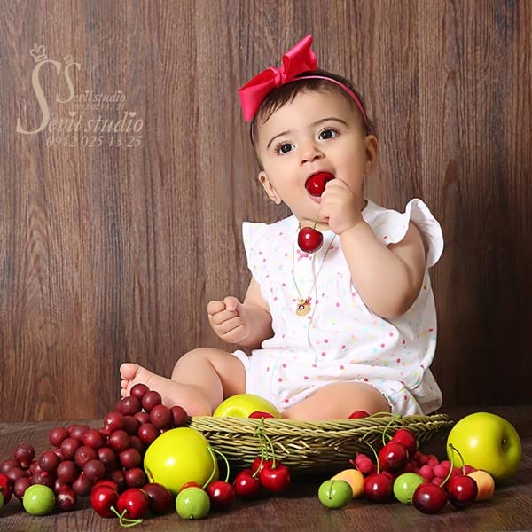 عکس کودک با دکور میوه های تابستانی