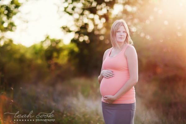 عکاسی بارداری با ژست دست روی شکم